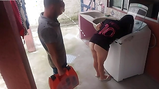 Dona de casa casada paga técnico de máquina de lavar com a bunda enquanto marido esta fora
